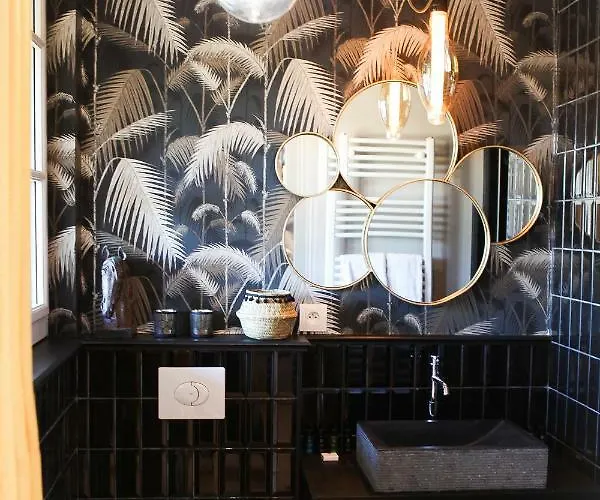 Le Manoir Des Chevaux Dores Guest house